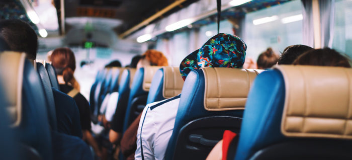 accesorios-indispensables-para-viajar-comodamente-en-autobus